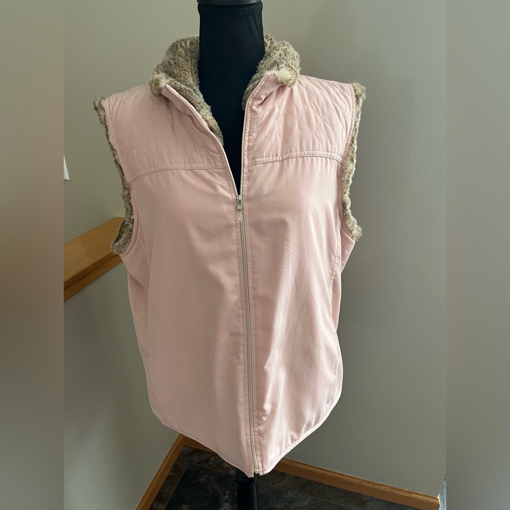 Women's Koret pale pink faux fur lined sleeveless zippered vest. Size XL